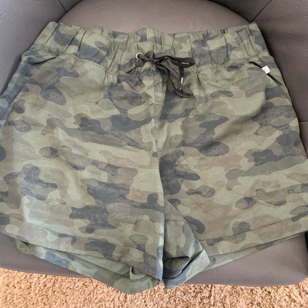 Danskin large camo shorts